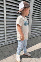 T-shirt beżowy z samochodem Safari
