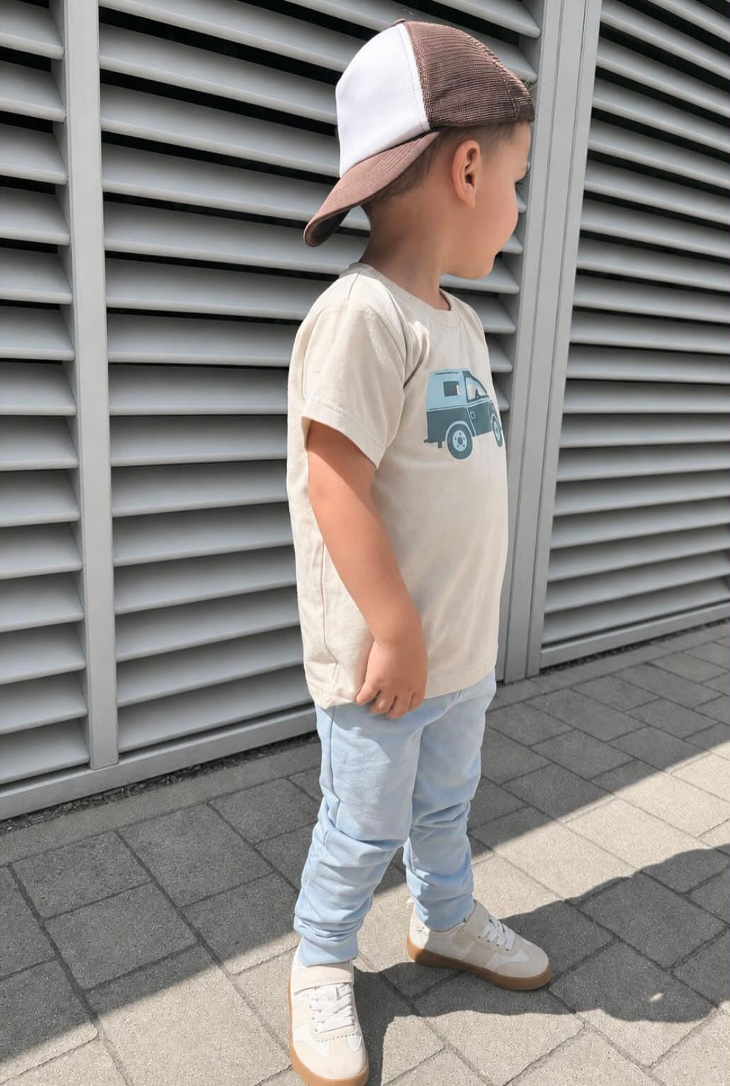 T-shirt beżowy z samochodem Safari