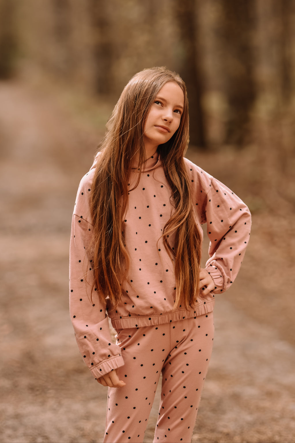 Bluza z kapturem różowa w groszki TRES BIEN