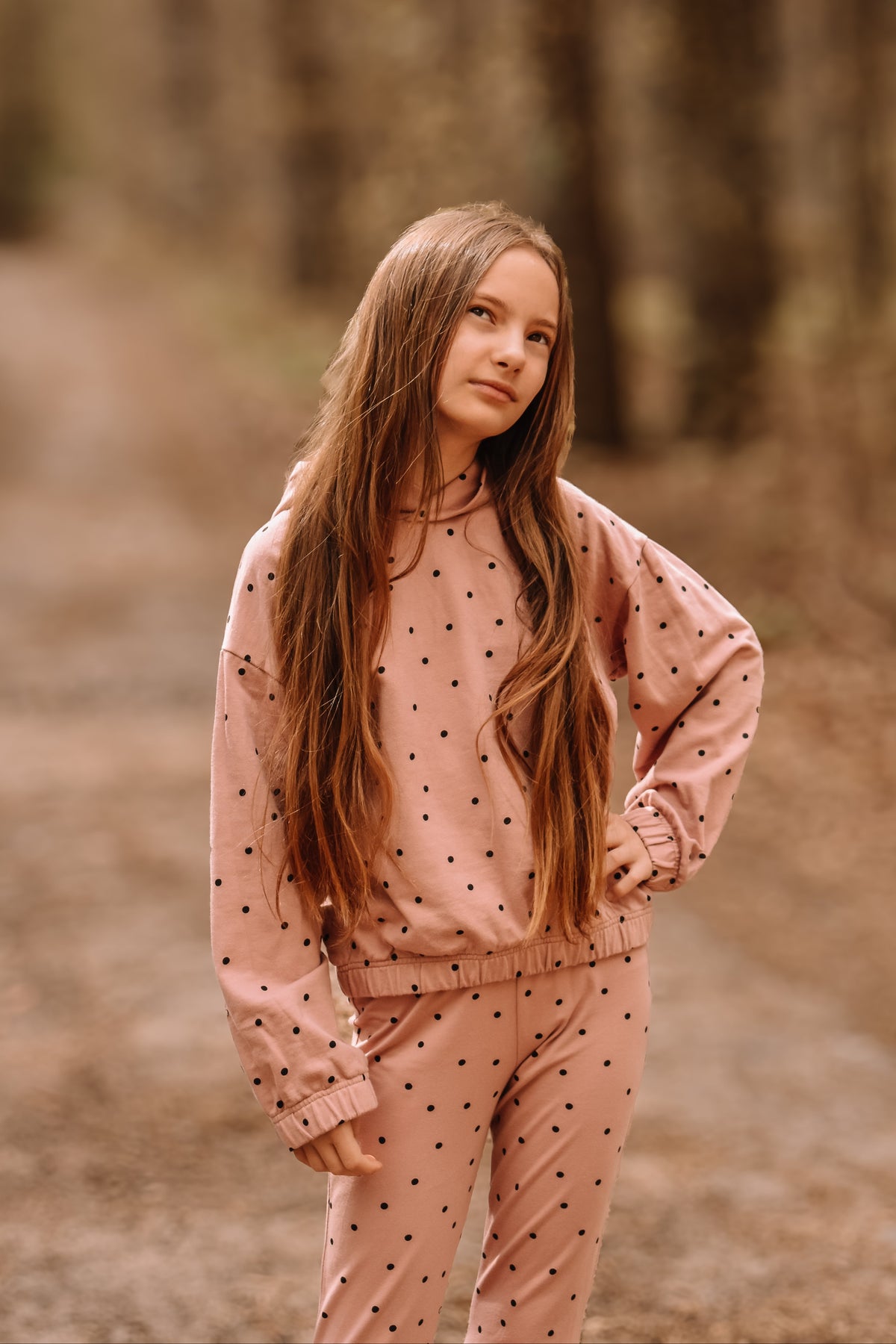Bluza z kapturem różowa w groszki TRES BIEN